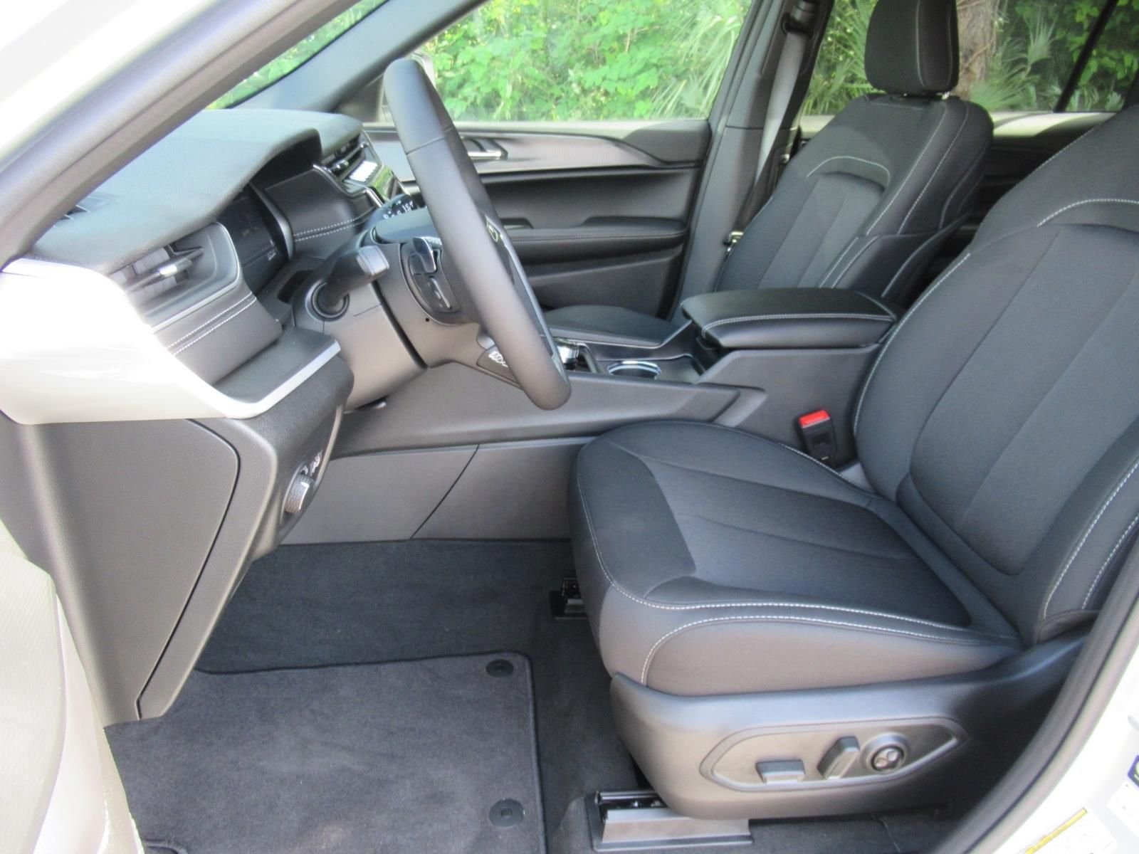 New 2026 Silver Zynith Exterior Paint Jeep Laredo X image 21