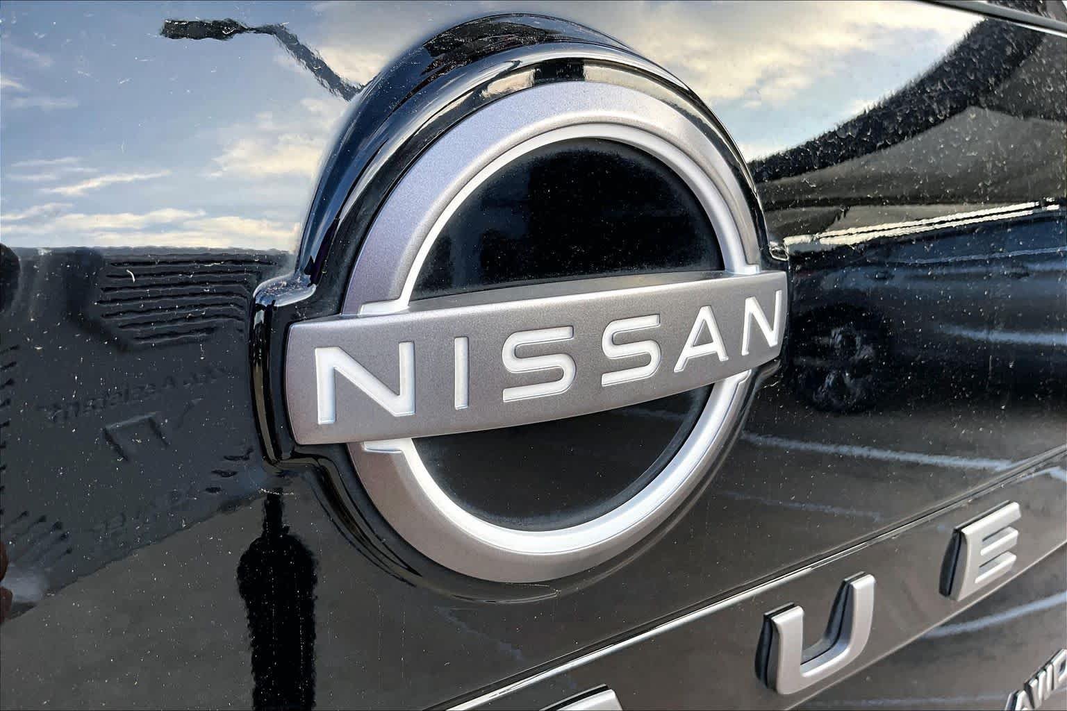 Used 2025 Super Black Nissan SV image 28