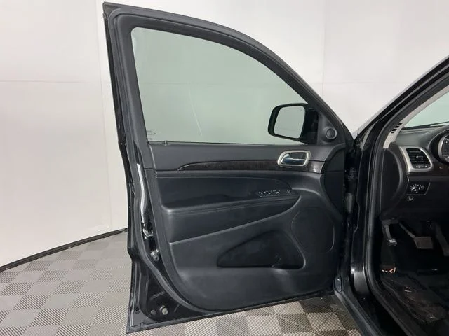 Used 2013 Brilliant Black Crystal Pearl Jeep Laredo image 12