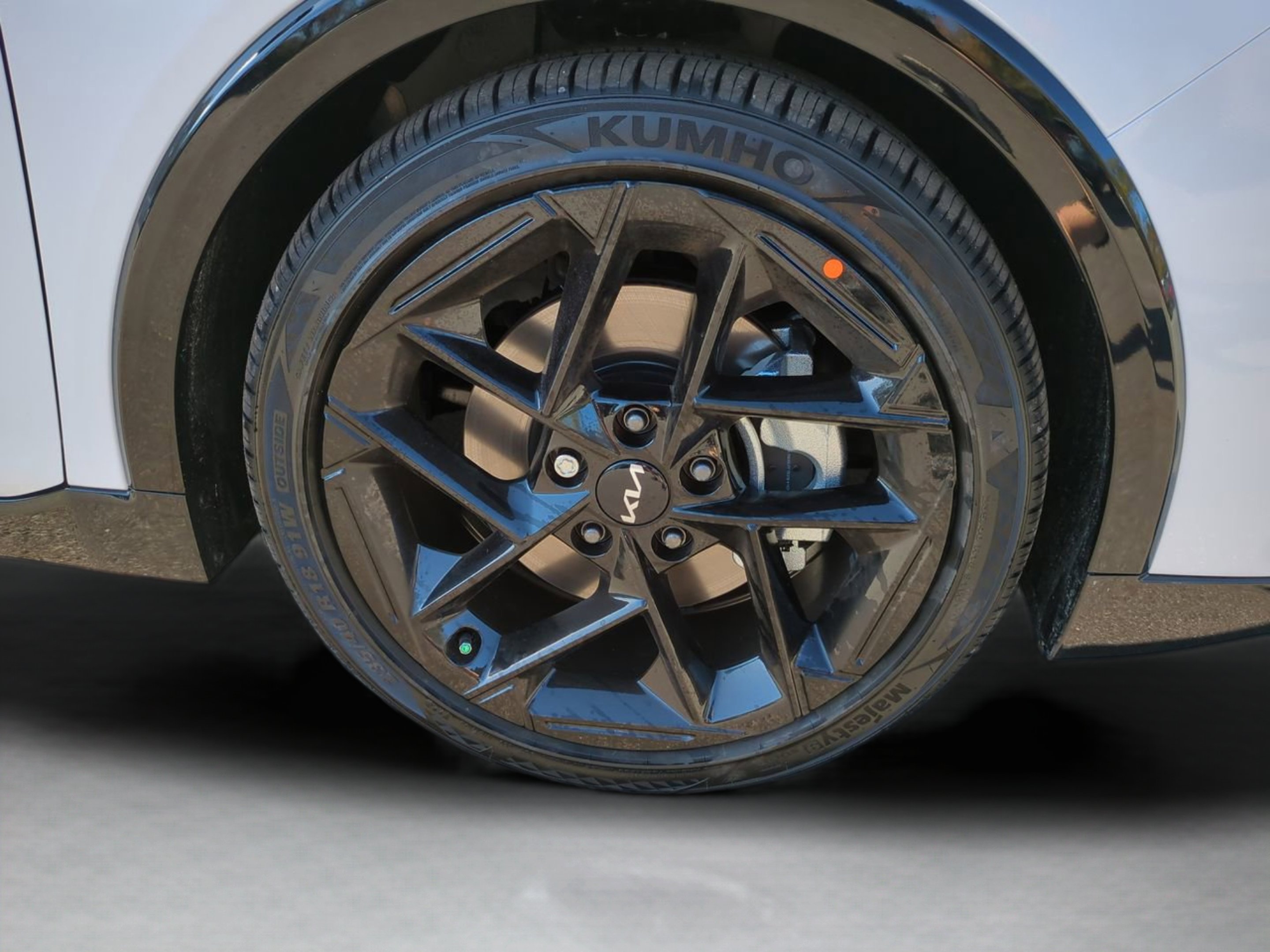 New 2025 Snow White Pearl Kia GT-Line Turbo image 33