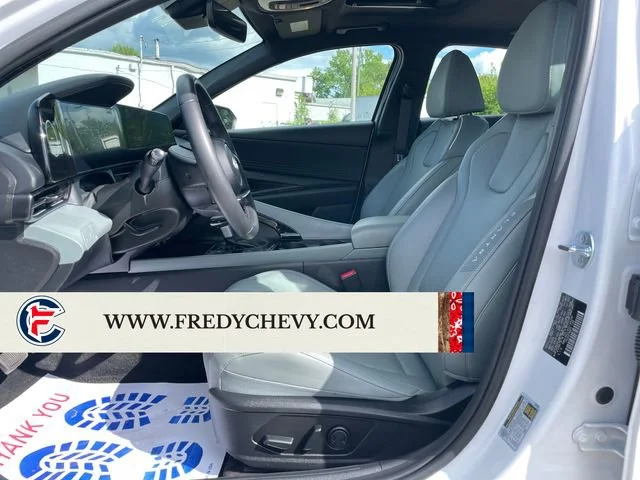 Used 2025 White Hyundai Limited image 9