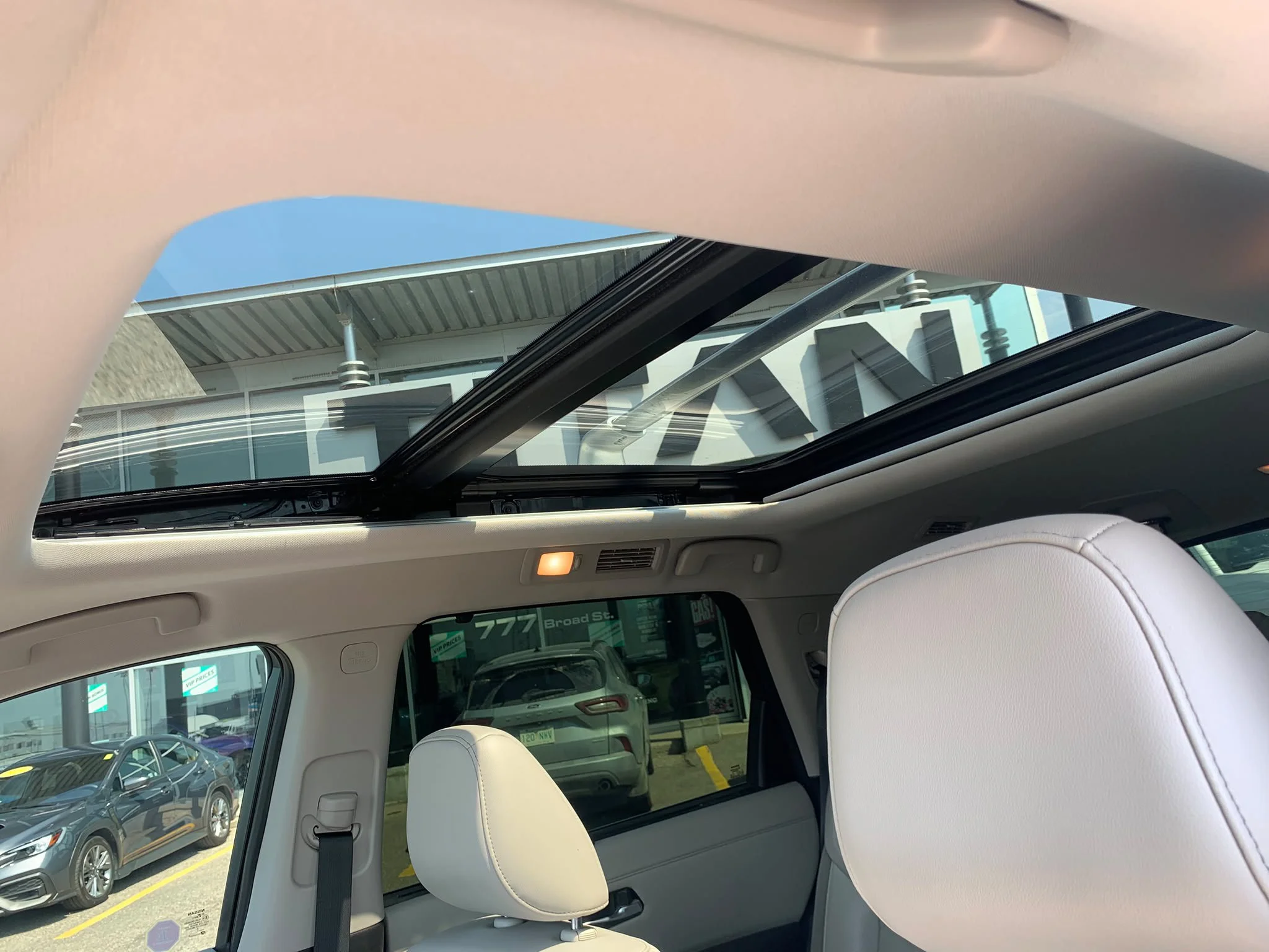 Used 2022 White Nissan SL image 9