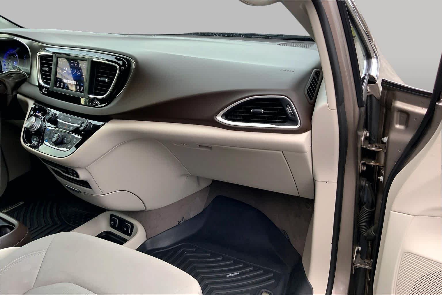 Used 2018 Molten Silver Chrysler Touring Plus image 18
