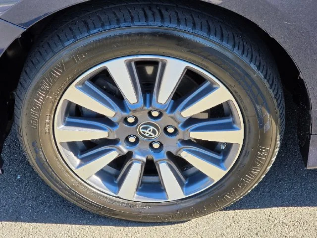 Used 2018 Beige Toyota XLE image 18