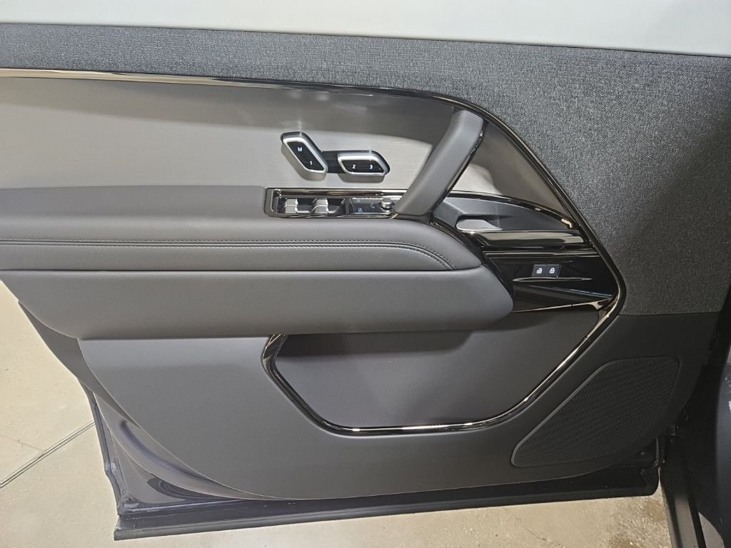 New 2026 Varesine Blue Land Rover Dynamic SE image 22