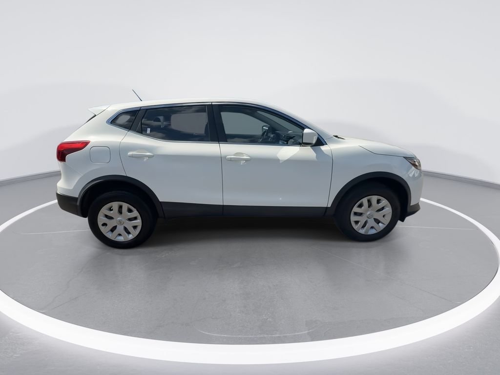 Used 2018 White Nissan S image 9