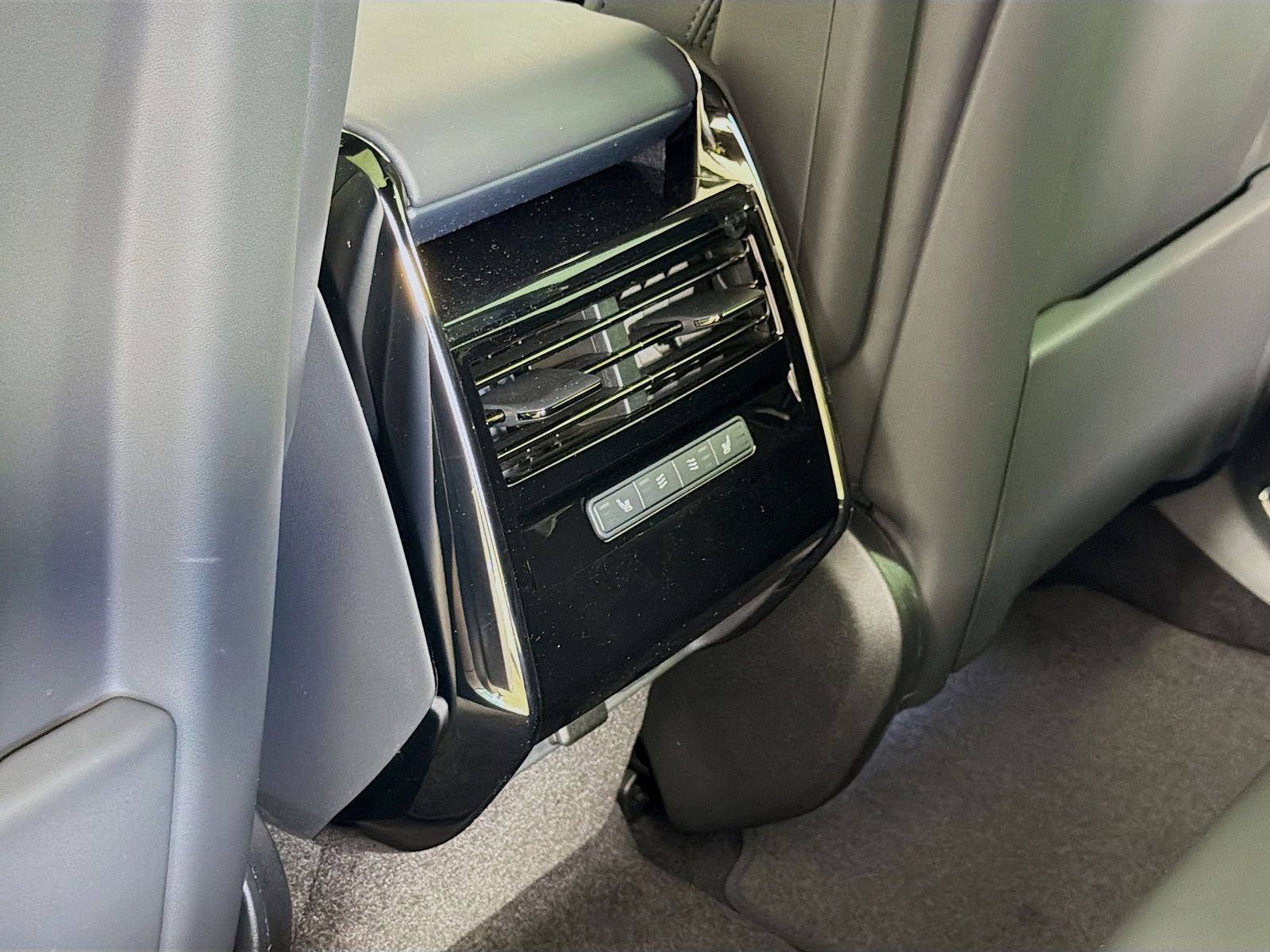 New 2026 Borasco Grey Land Rover SE image 28