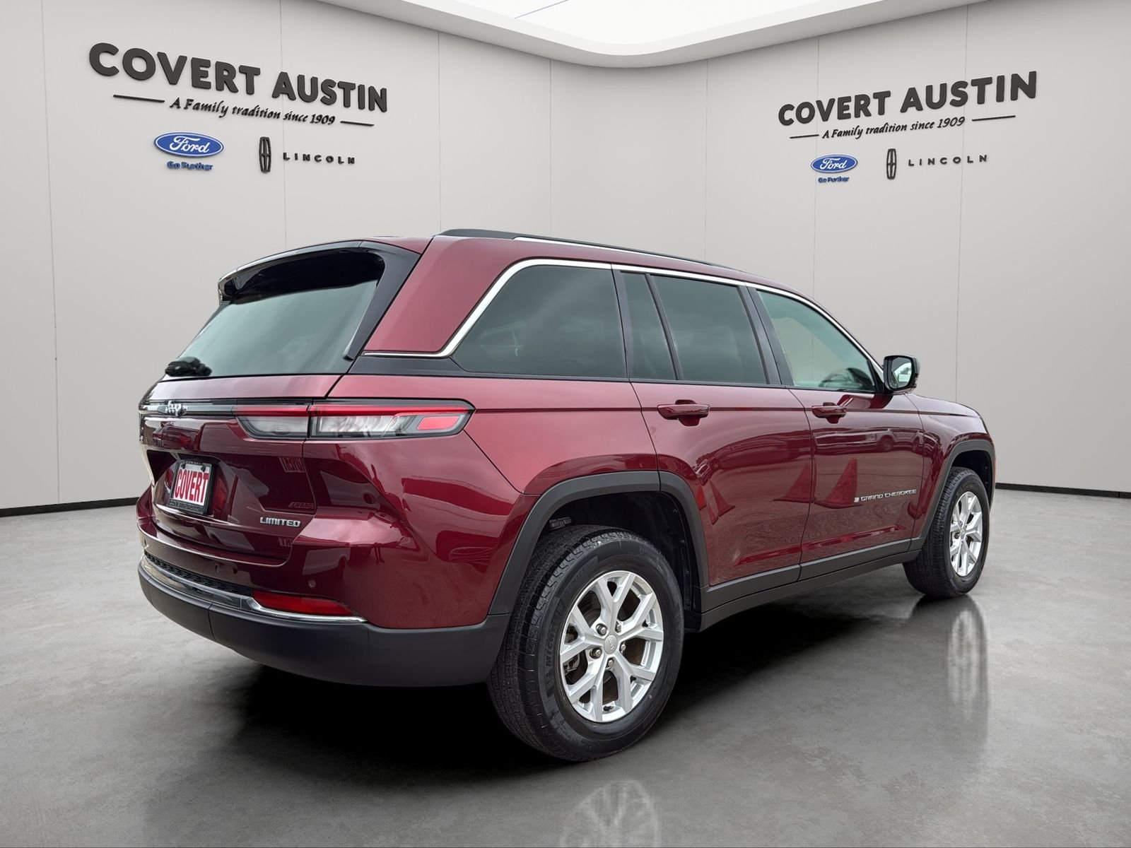Used 2023 Red Jeep Limited image 5