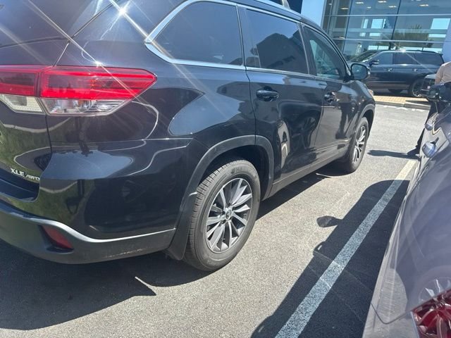 Used 2019 Black Toyota XLE image 3