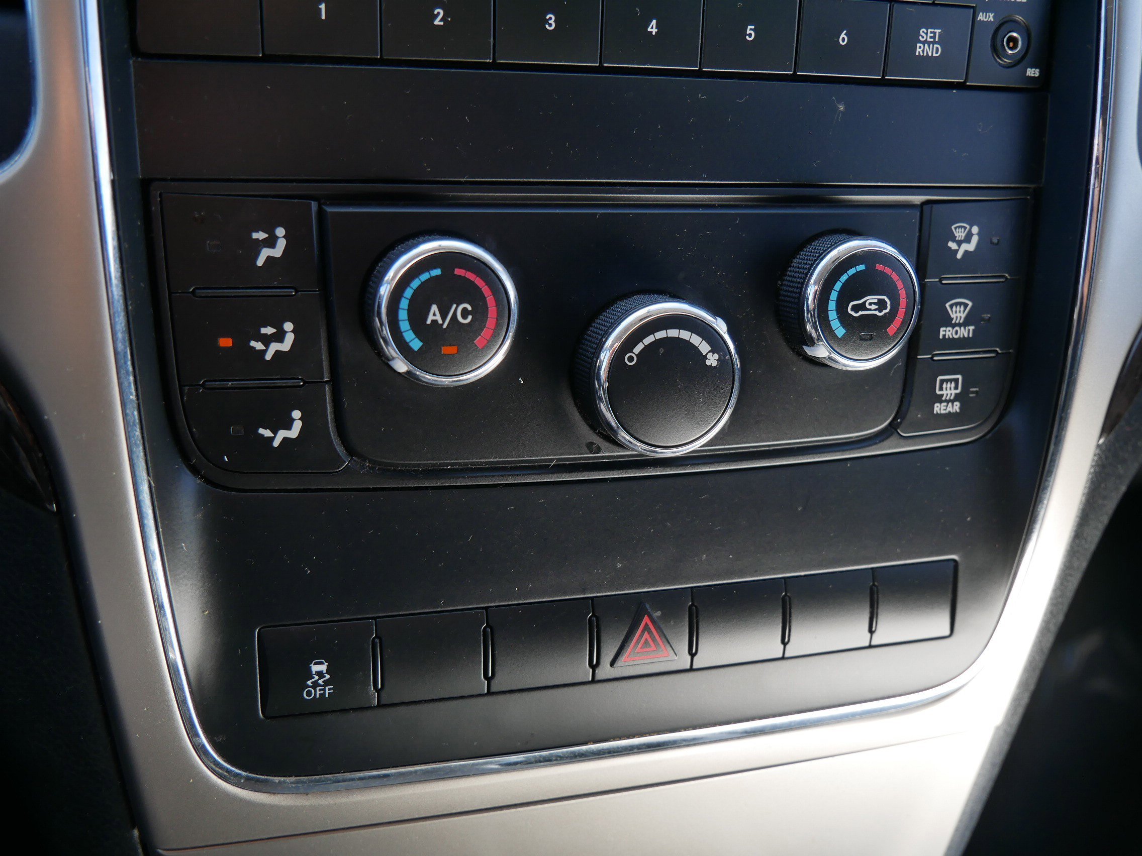 2011 Jeep Grand Cherokee Laredo - Photo 23