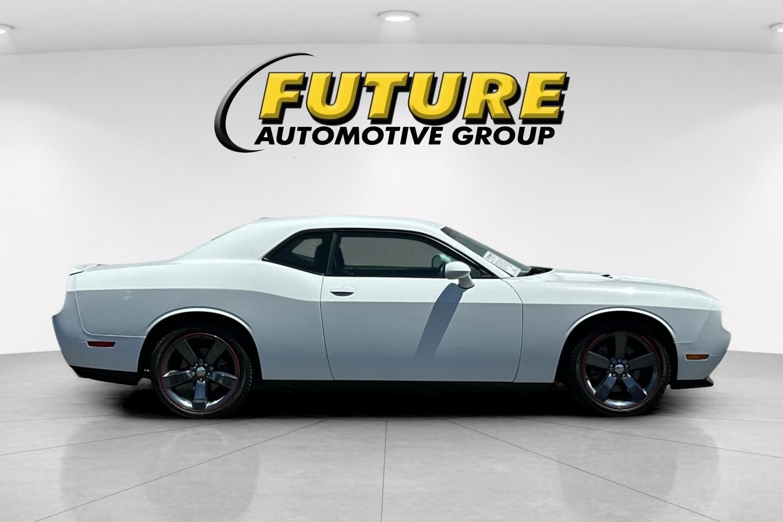 Used 2013 White Dodge SXT image 2
