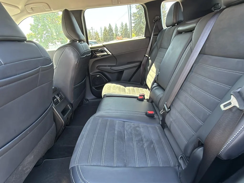Used 2025 Gray Mitsubishi SE image 28