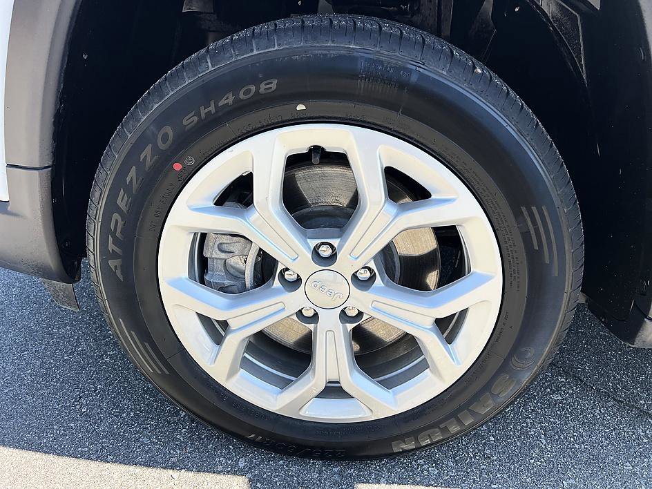 Used 2024 Bright White Clearcoat Jeep Latitude image 9
