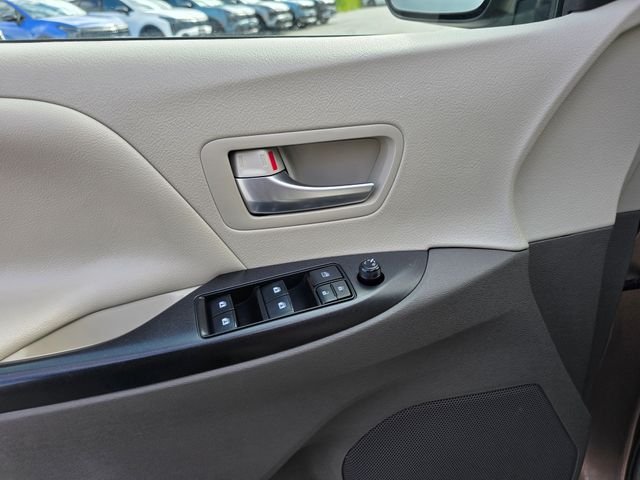 Used 2018 Walnut Toyota LE image 25