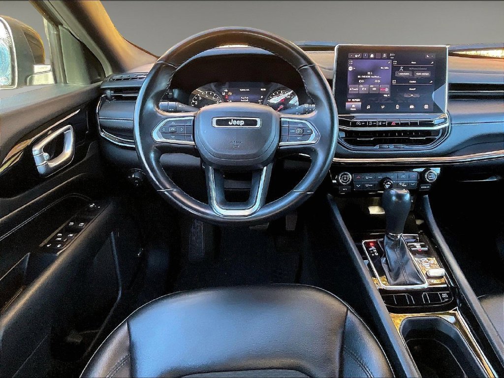 Used 2022 Silver Jeep Latitude image 17