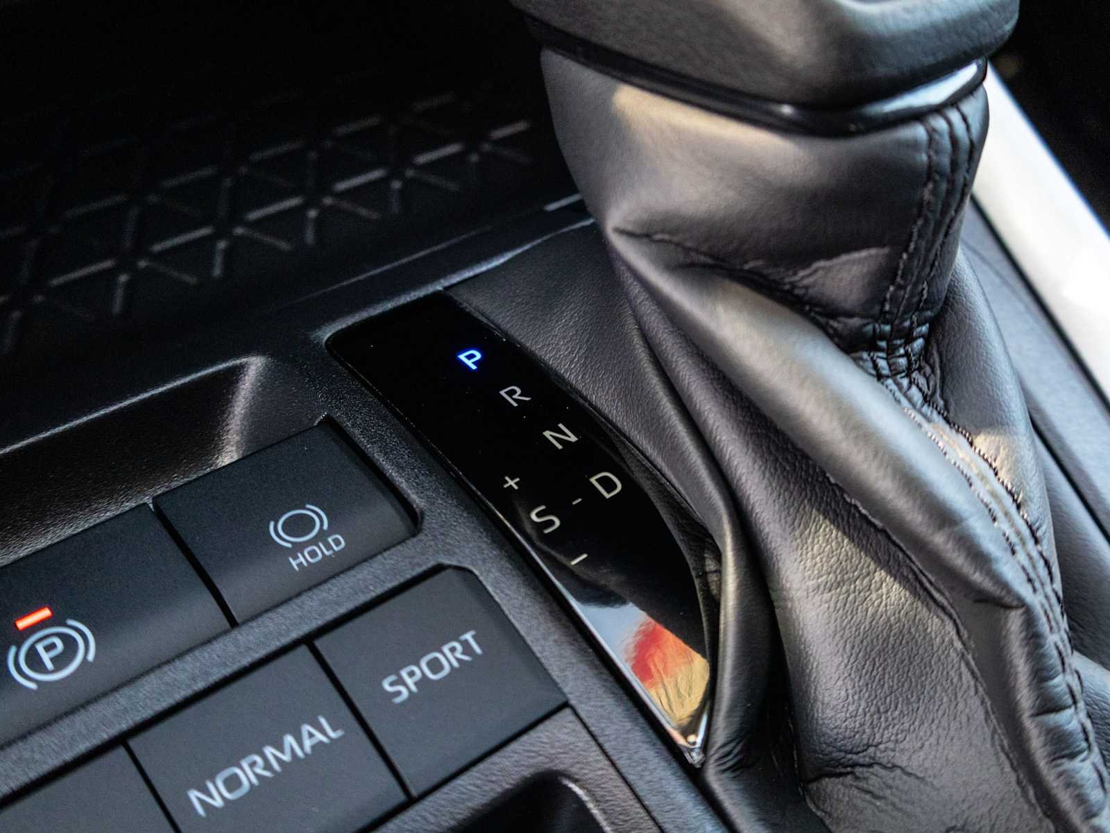 2025 Toyota RAV4 XLE - Photo 25