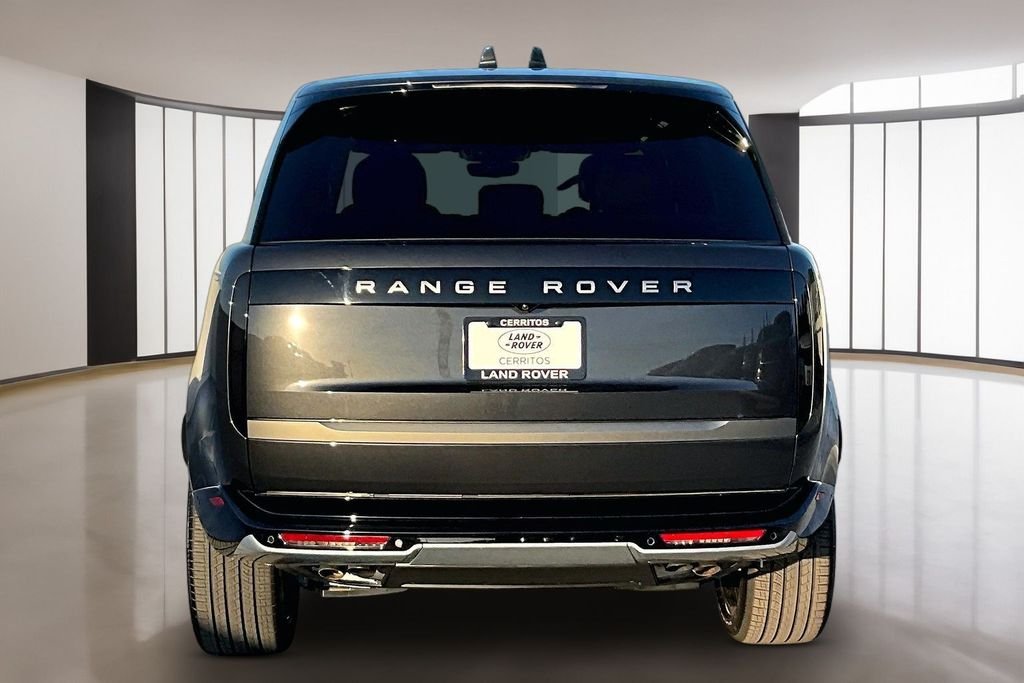 New 2026 CARPATHIAN GREY Land Rover SE image 4