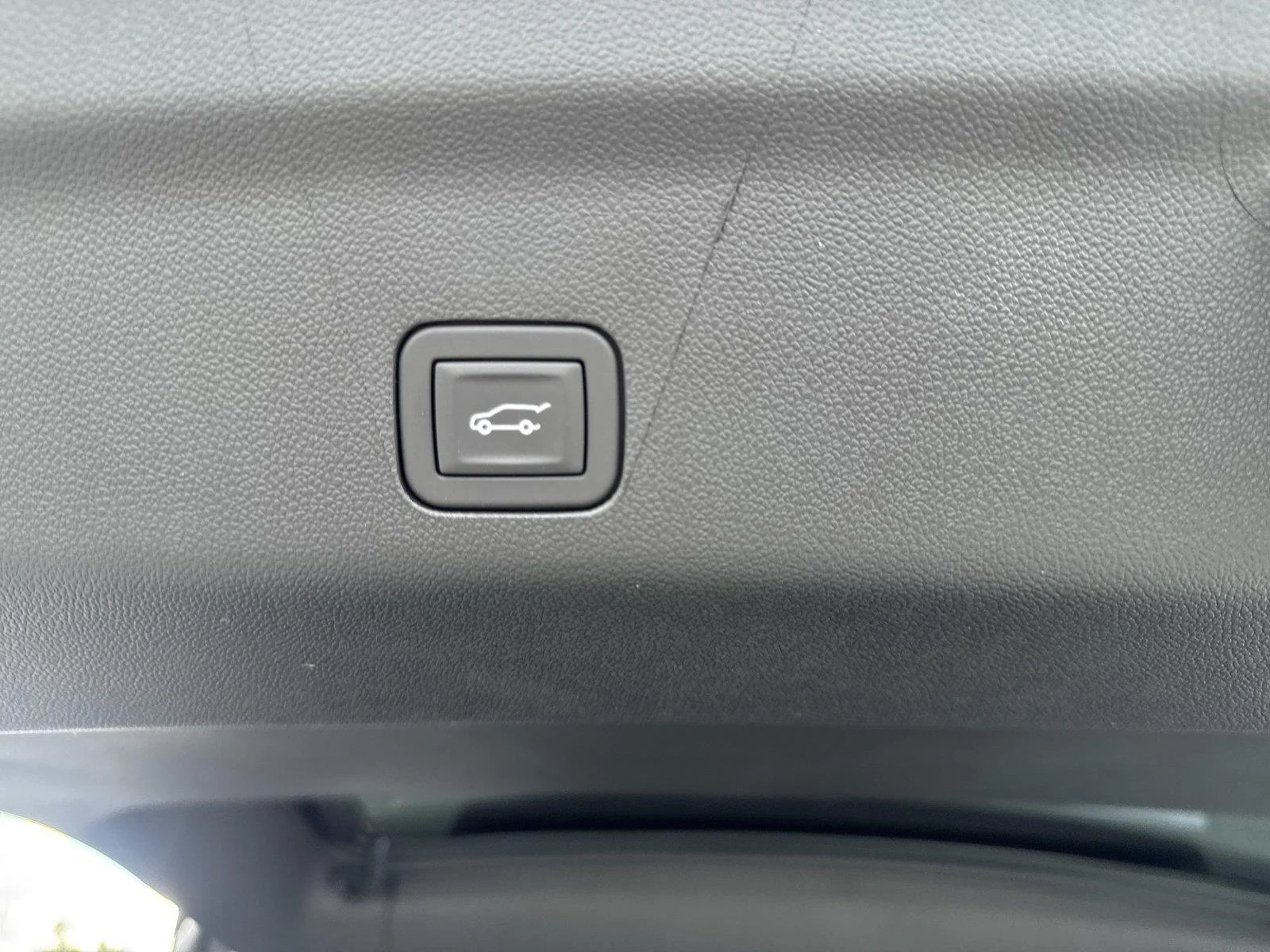 Used 2026 Polar White Tricoat Chevrolet Premier image 35