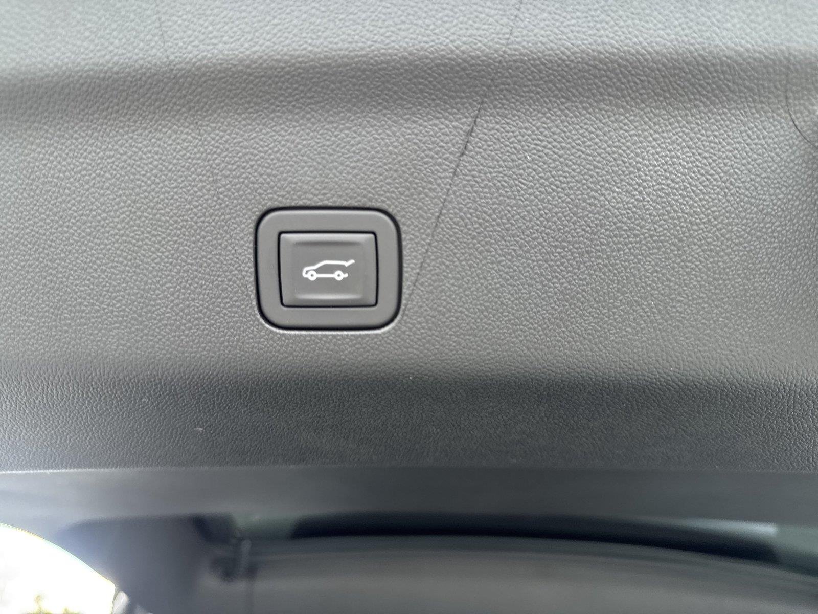 Used 2026 Polar White Tricoat Chevrolet Premier image 35