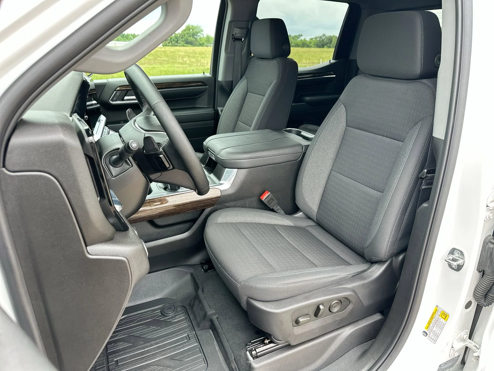 Used 2024 Summit White GMC Elevation image 11