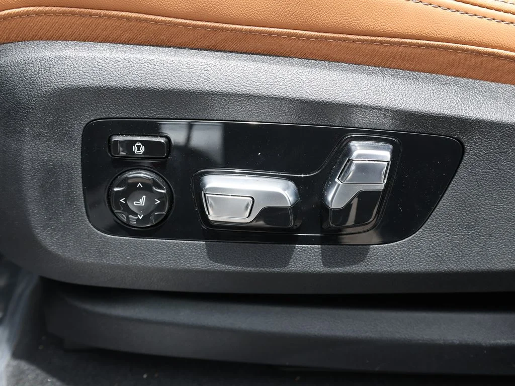 Used 2026 White BMW sDrive40i image 19