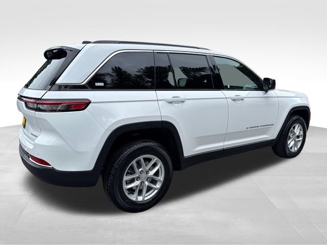 New 2026 Bright White Clear-Coat Exterior Paint Jeep Laredo image 7