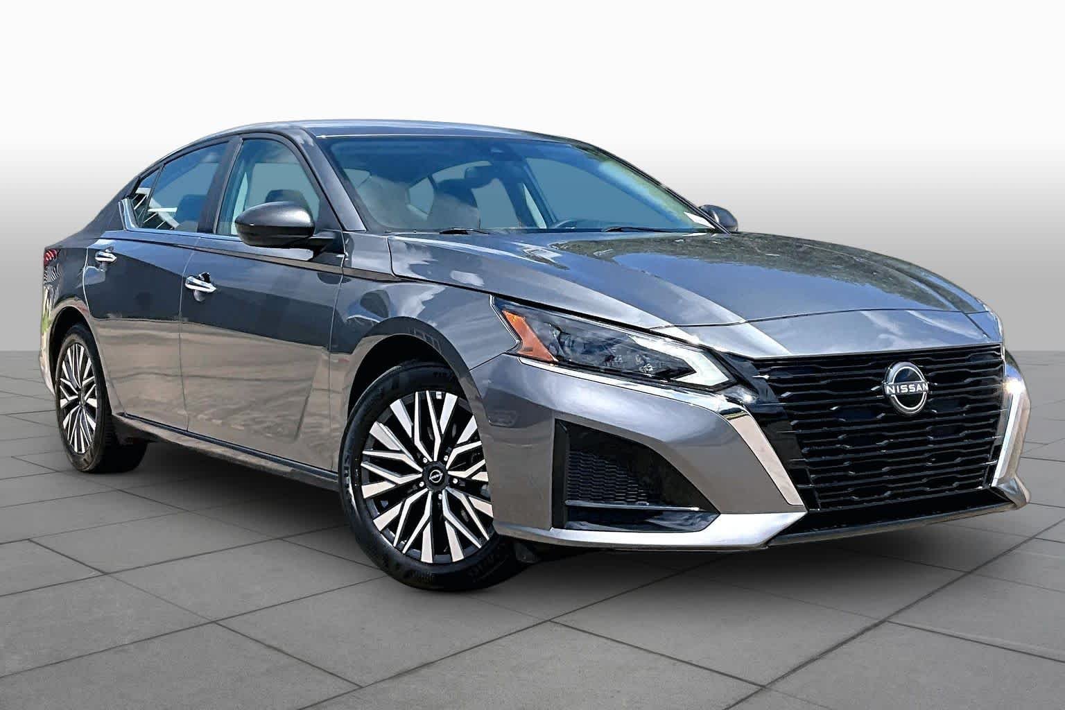Used 2025 Gun Metallic Nissan SV image 3
