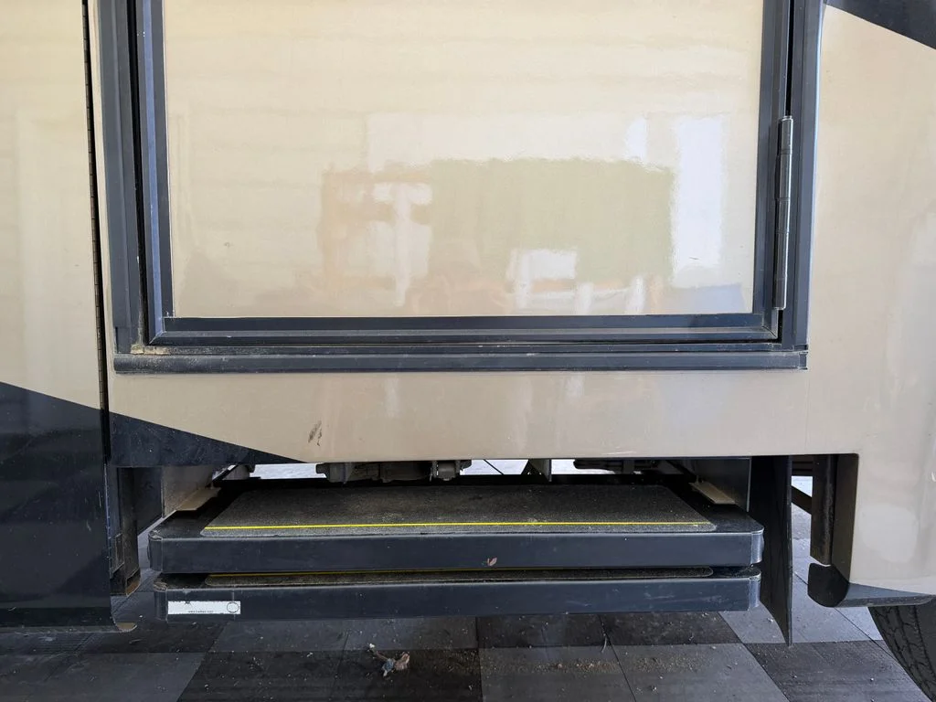 Used 2014  Tiffin  image 10