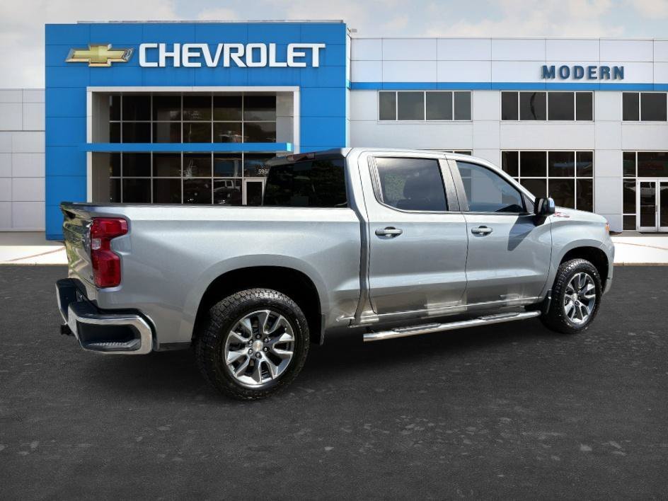 Used 2025 Sterling Gray Metallic Chevrolet LT image 5