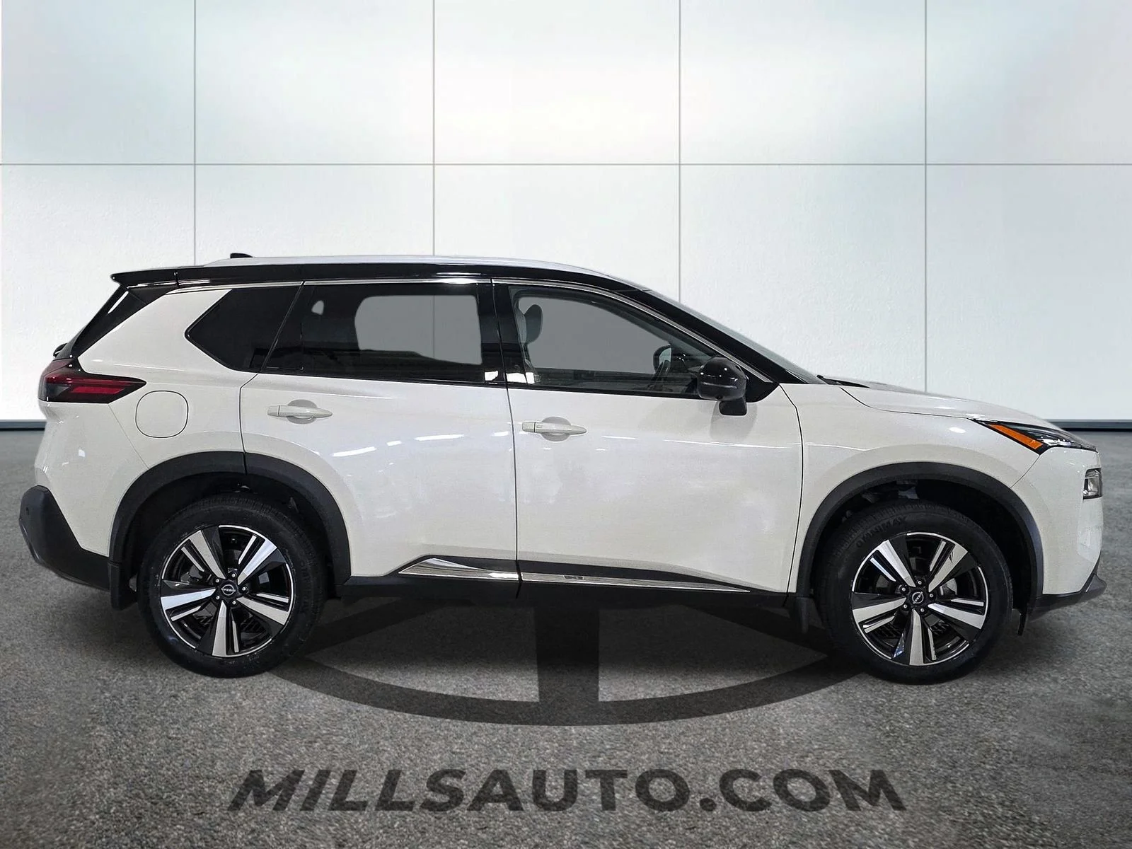 Used 2023 White Nissan SL image 9