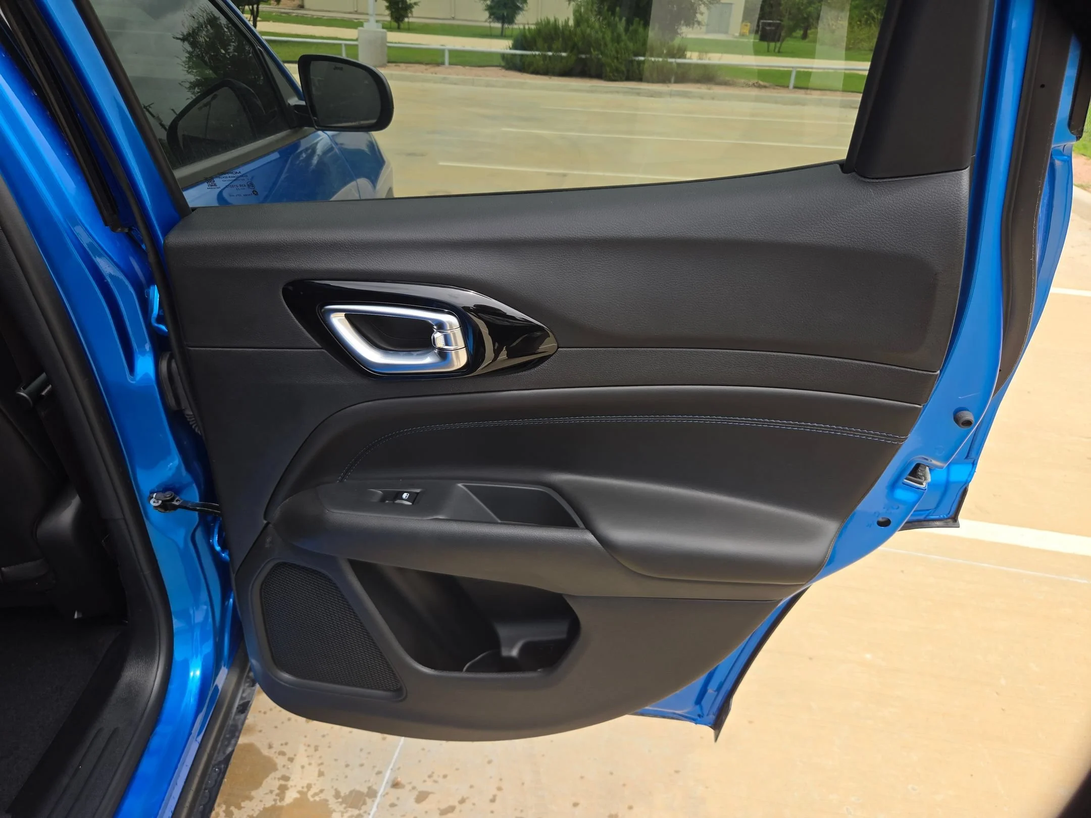 New 2026 Hydro Blue Pearlcoat Jeep Latitude image 24