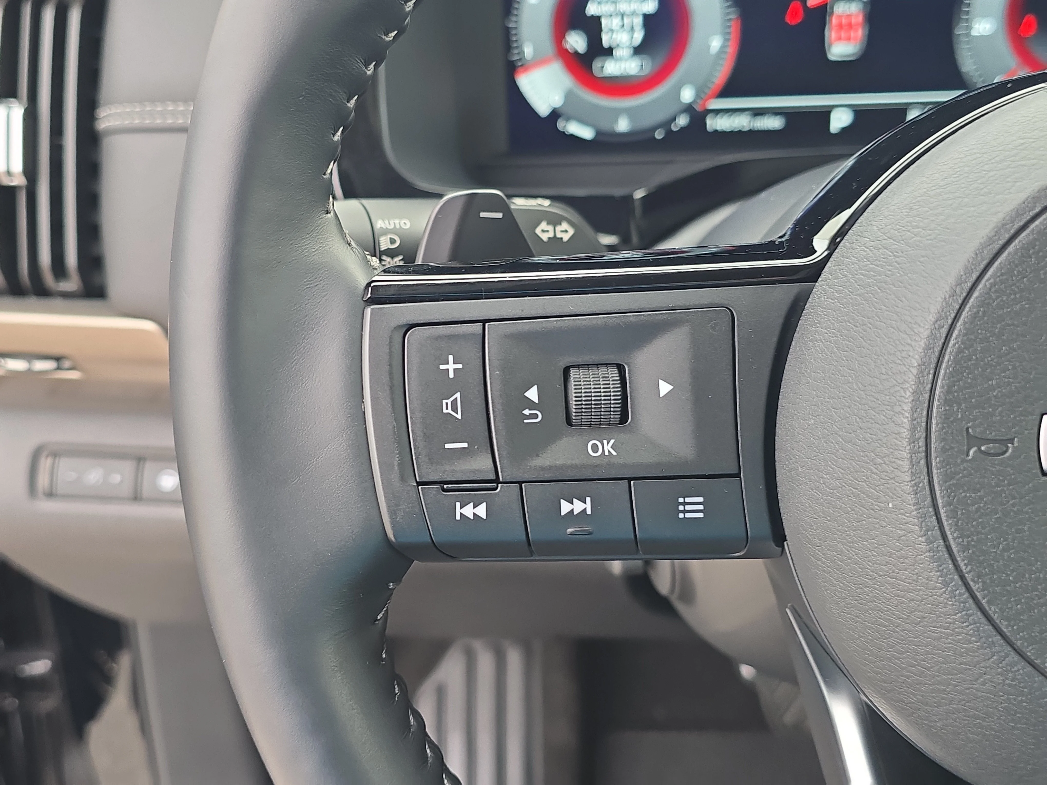 Certified Used 2025 Super Black Nissan Platinum image 31