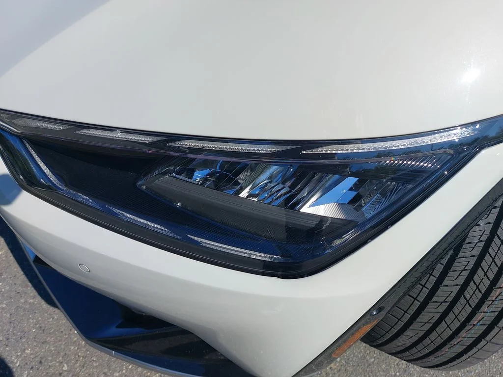 Used 2023 White Kia Wind image 29
