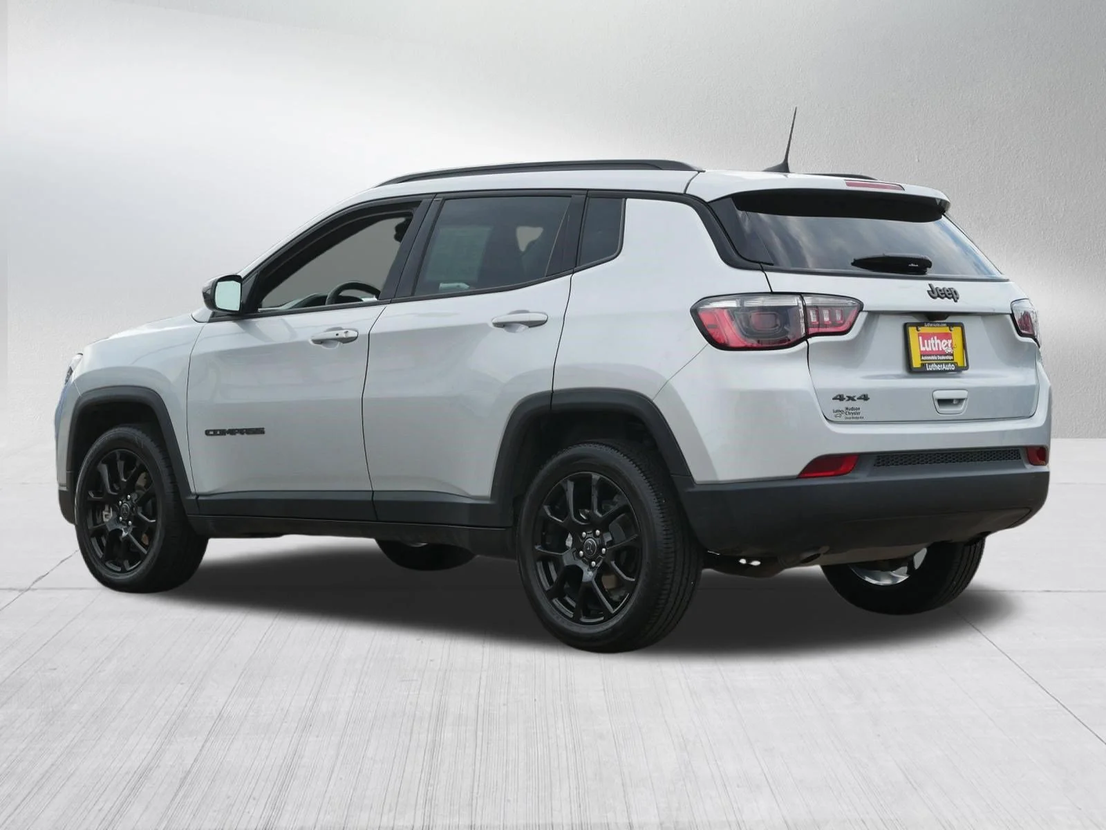 Used 2025 Silver Zynith Metallic Clearcoat Jeep Latitude image 5