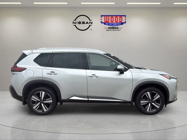 Used 2023 Brilliant Silver Metallic Nissan Platinum image 3