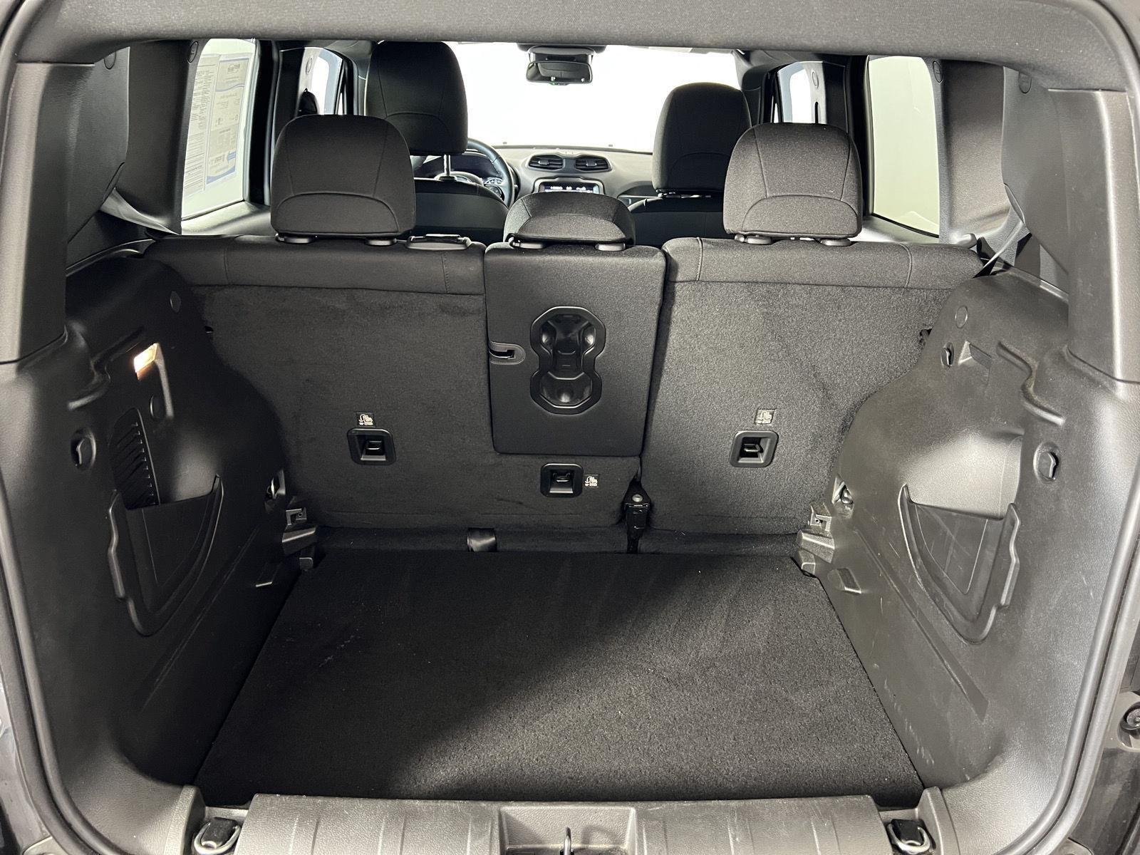 Used 2022 Black Clearcoat Jeep Altitude image 27