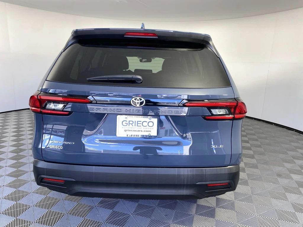 Used 2025 Cloud Toyota XLE image 7