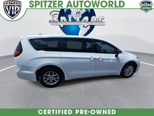 2025 Chrysler Pacifica Select's photo