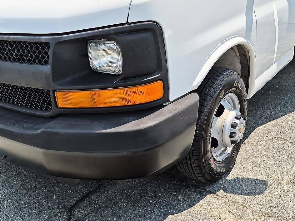 Used 2014 Summit White Chevrolet Work Van image 9