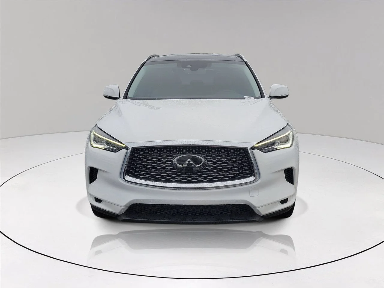 Used 2023 White INFINITI LUXE image 2