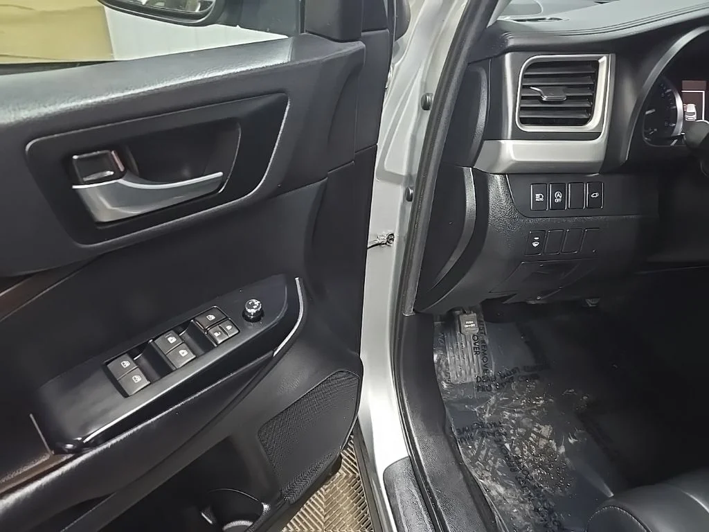 Used 2019 Silver Toyota XLE image 28