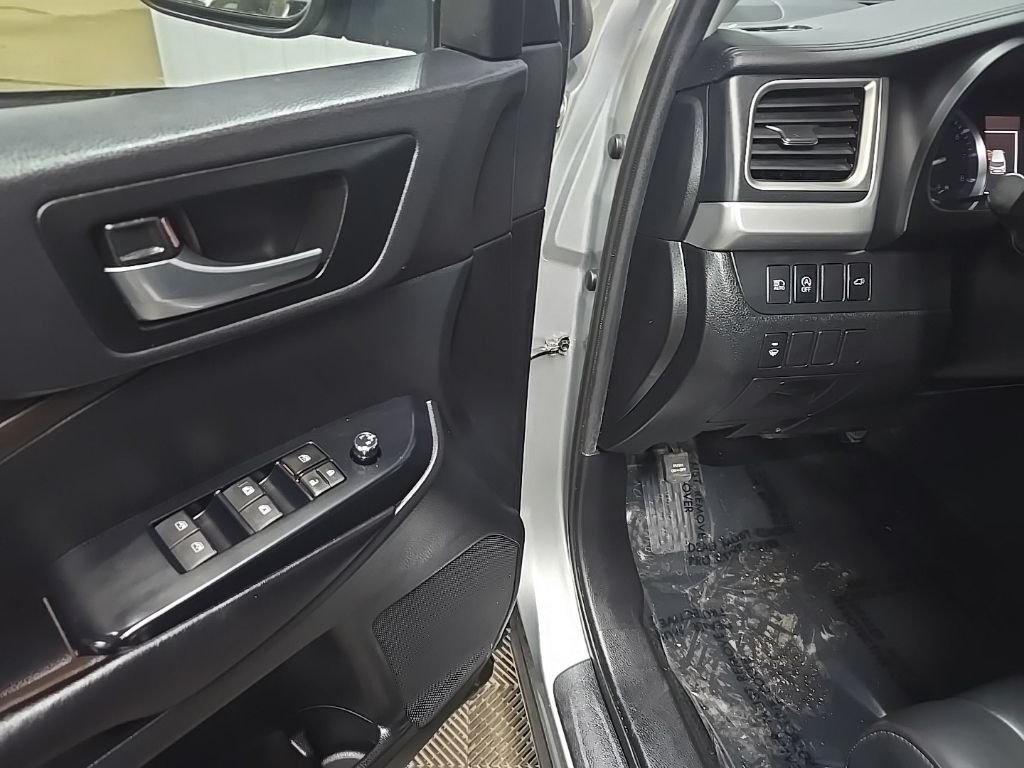 Used 2019 Silver Toyota XLE image 28