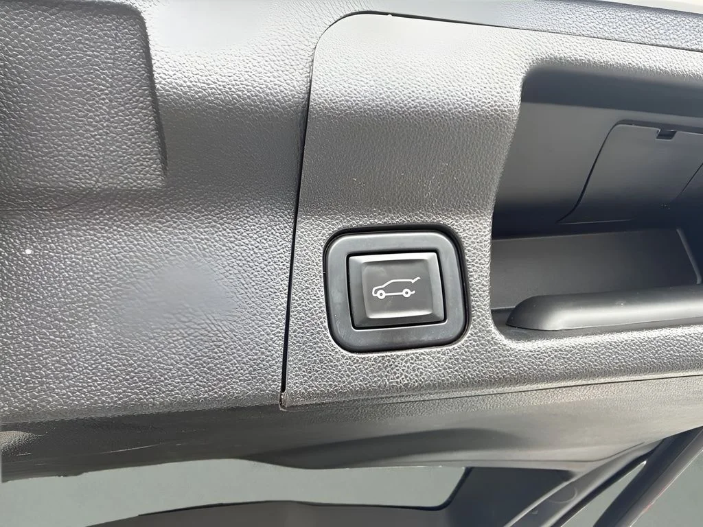 Used 2021 White GMC Denali image 22