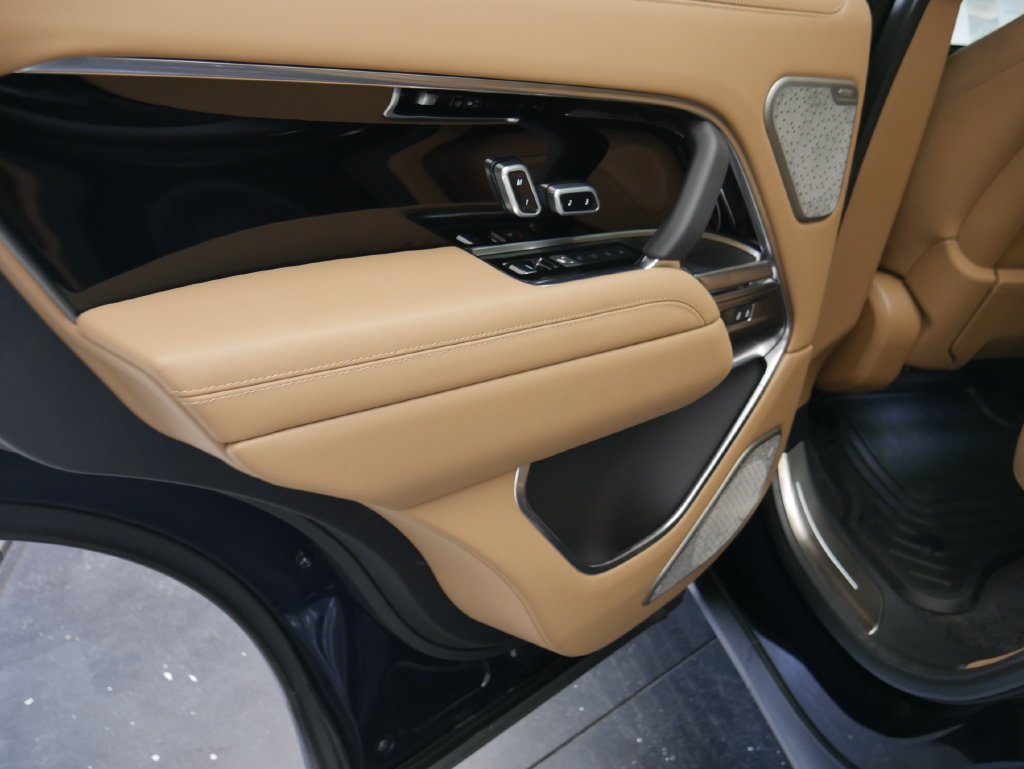 Used 2025  Land Rover Autobiography image 15