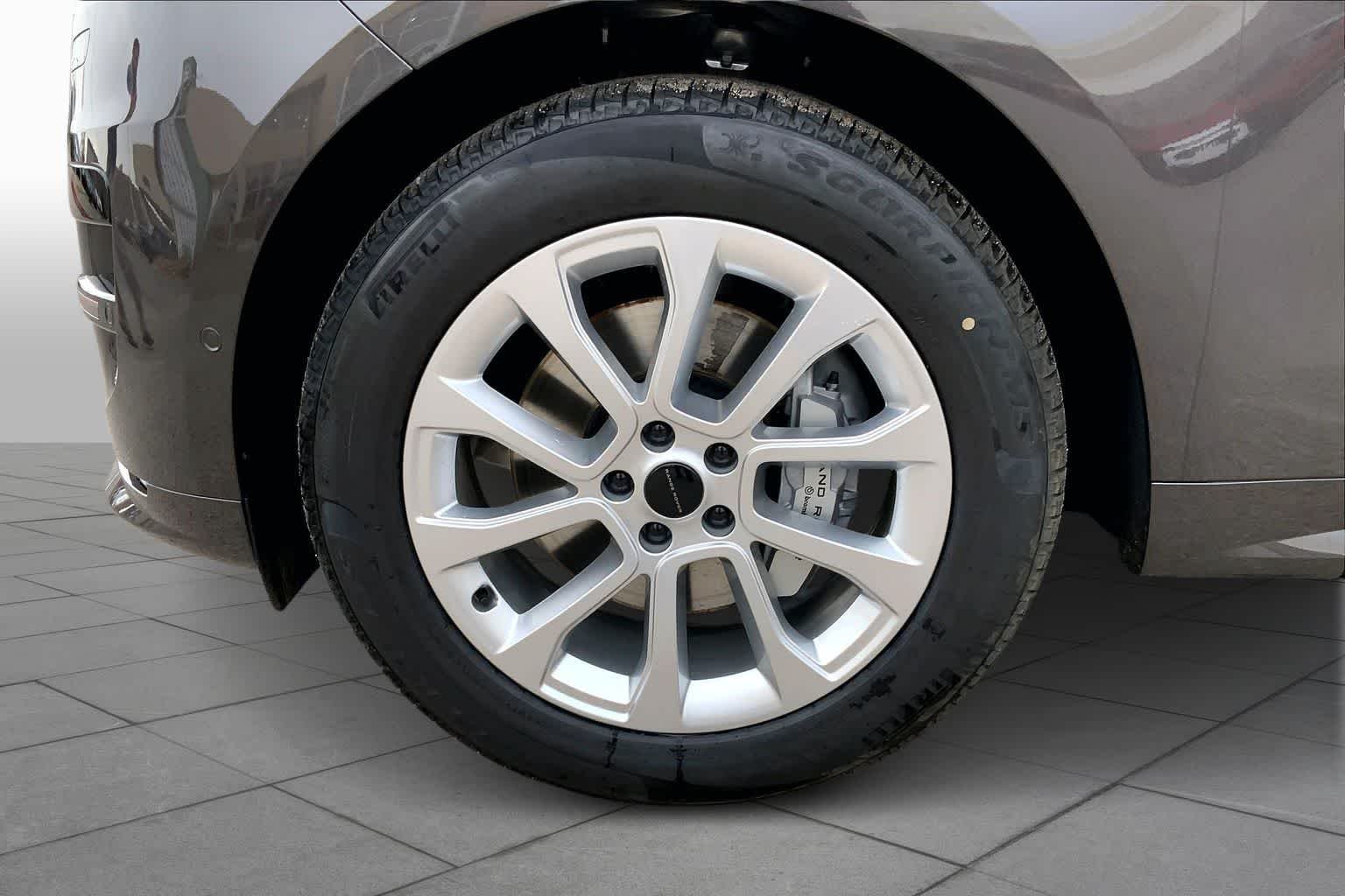 New 2026 Charente Grey Land Rover Dynamic SE image 11