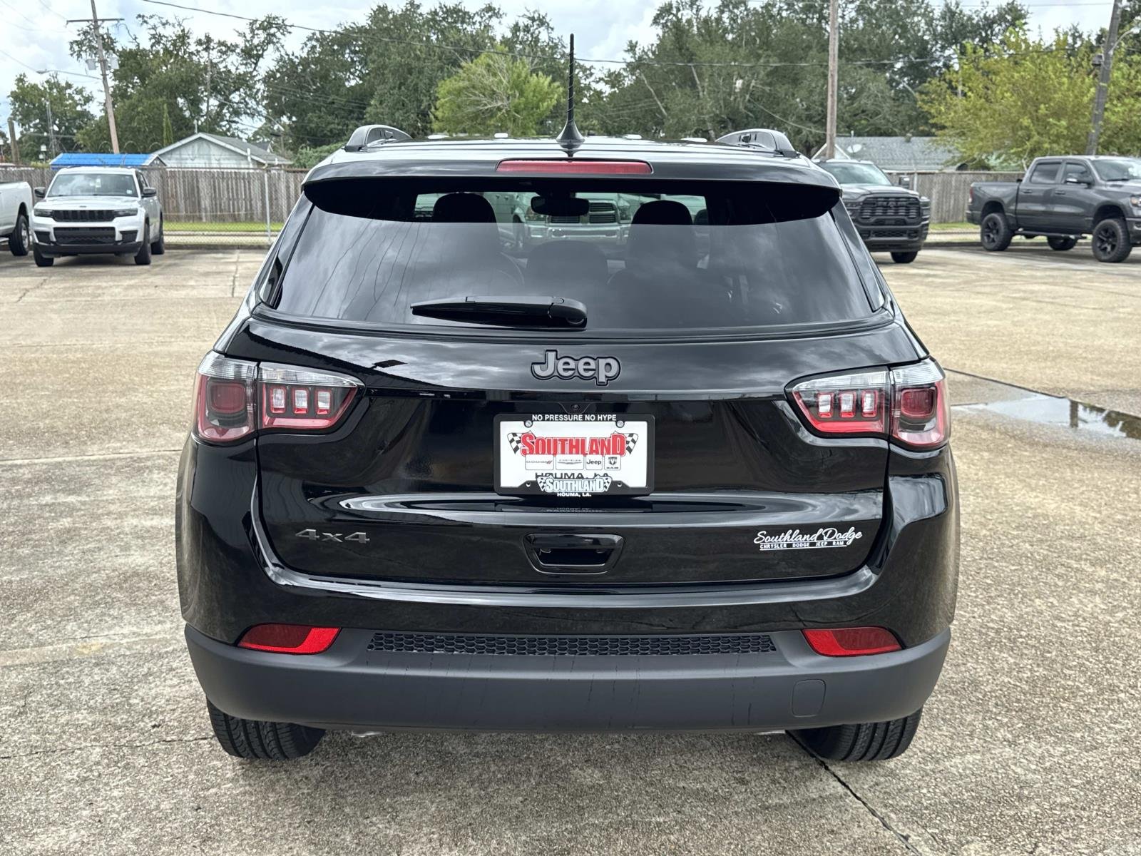 New 2026 Diamond Black Crystal Pearlcoat Jeep Latitude Altitude image 5