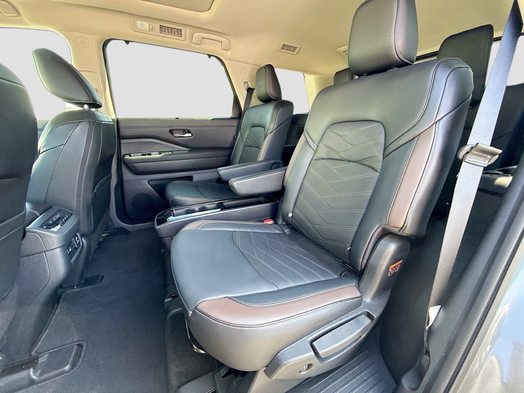 Used 2025 Gun Metallic Nissan Platinum image 22