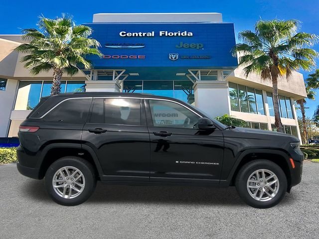 New 2026 Diamond Black Crystal Pearl-Coat Exterior Paint Jeep Laredo image 4