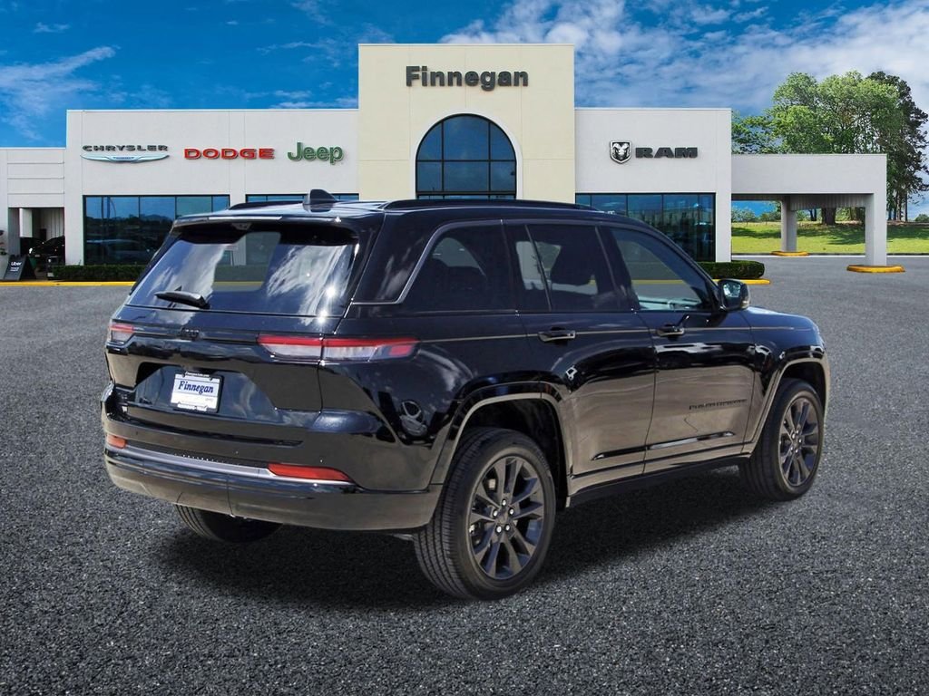 New 2026 Diamond Black Crystal Pearl-Coat Exterior Paint Jeep Limited Reserve image 6