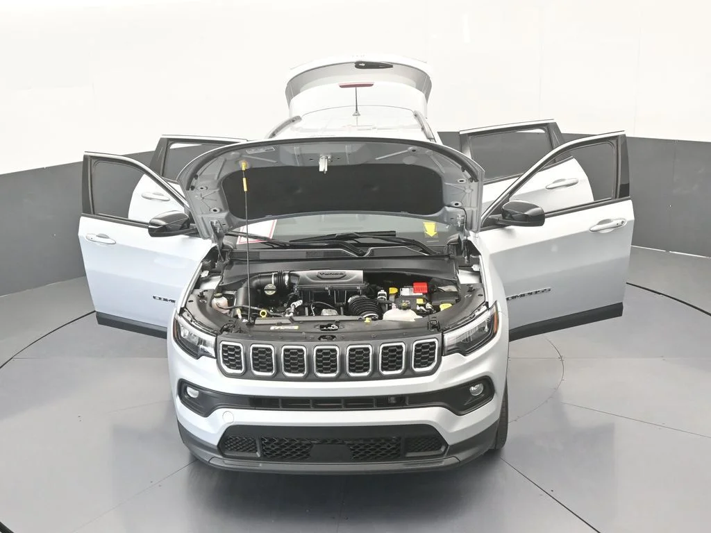 Used 2025 Silver Zynith Metallic Clearcoat Jeep Latitude image 40